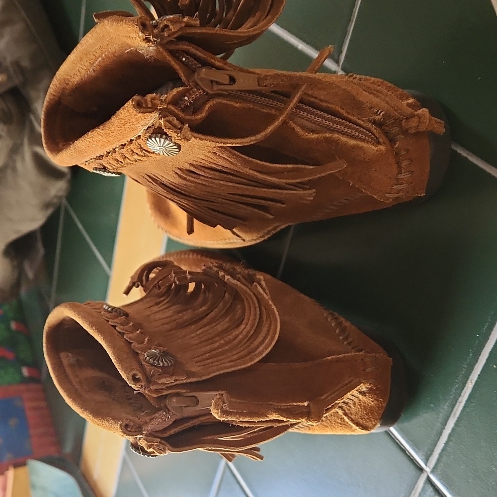 Minnetonka fringed Suede Ankle Boots - Picture 3 of 3